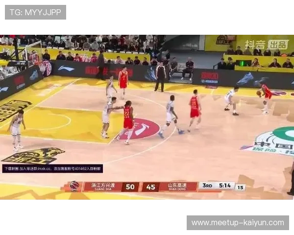 豪门对决再掀波澜年轻前锋绝杀点燃全场激情助球队登顶联赛榜首位